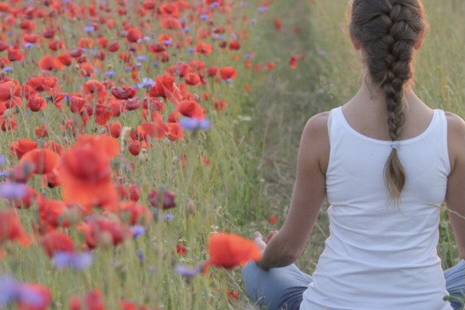 Representa una pausa con flores y una mujer meditando